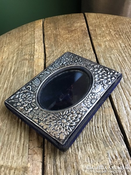 Régi 925-ös ezüst lemezzel borított jelzett üvegezett fa fényképtartó, kopott bársony borítással