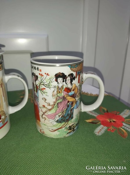 A beautiful Chinese scenic mug, a collector's item with a tea strainer