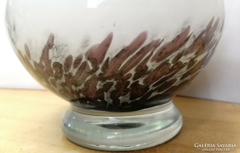 Muránói füles váza az 1960-s évekből. Letisztult fehér, az alján vörös-barna márványos mintával.