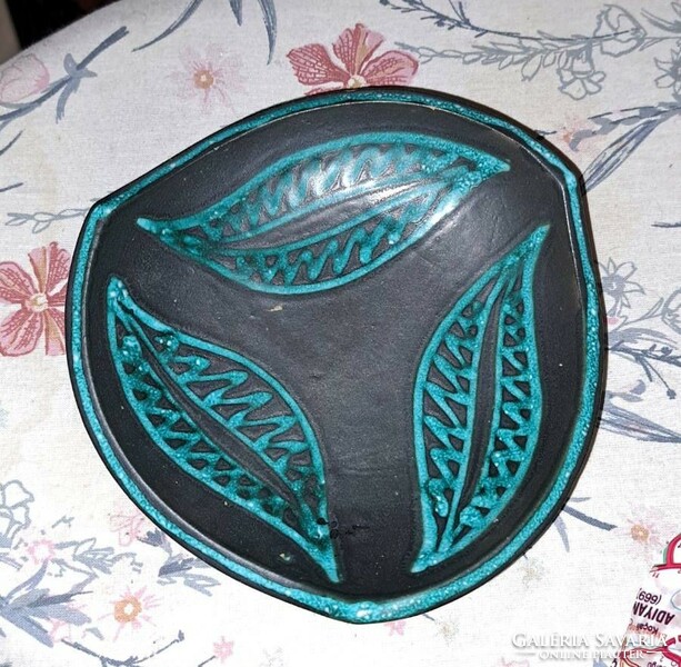 Retro leaf pattern glazed ceramic serving bowl. Indicated.