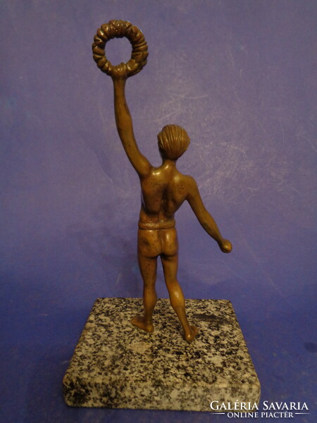 Berlin Olympics, bronze figure of victory