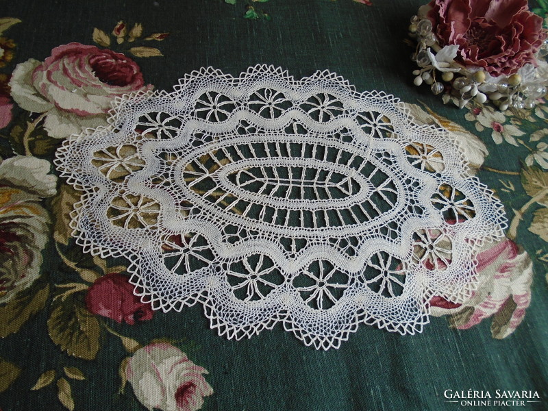 34 X 24 cm. Beautiful tablecloth with handmade green lace