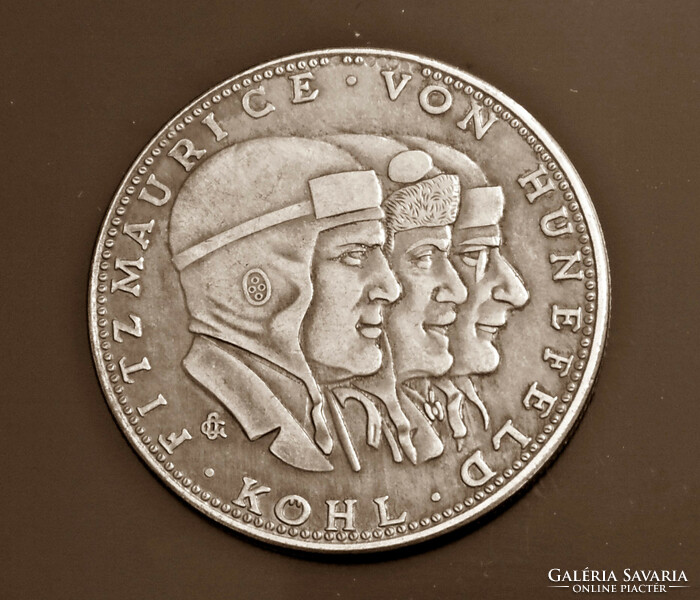 War and Aviation themed commemorative medal #3