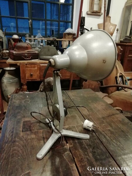 Műhely, műszerész lámpa, íróasztali lámpa, "vallató lámpa" 1950-es évekből, ezüst szín, bakelit kap