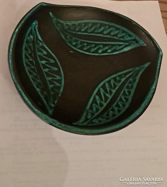 Retro leaf pattern glazed ceramic serving bowl. Indicated.