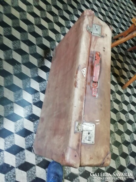 Antik útazó bőrönd a képeken látható állapotban van