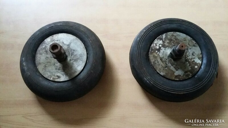 Két régi kicsi tömör gumi kerék a padlásról