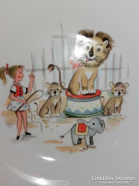 A soup plate with a lion tamer, a lion, and a circus message