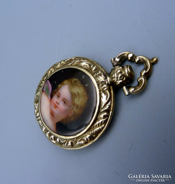 Antique gold pendant with putto. 1895'