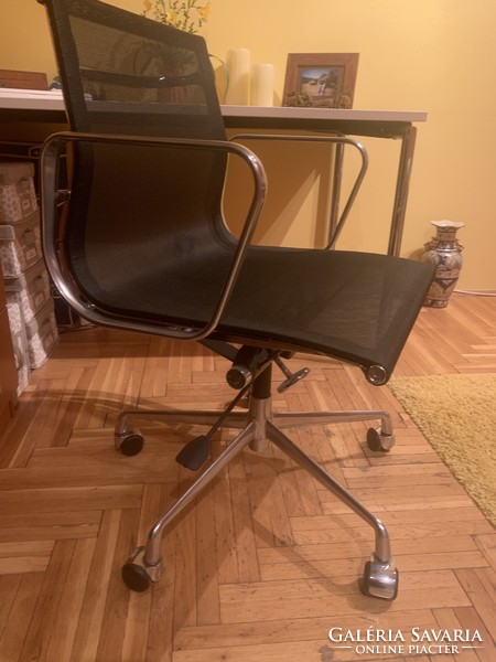 Charles & Ray Eames mesh meeting chair