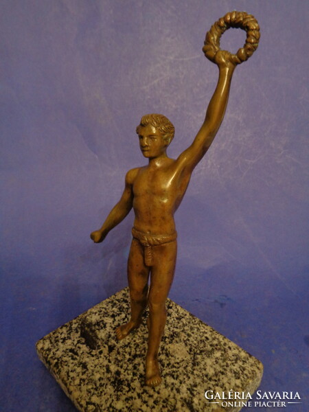 Berlin Olympics, bronze figure of victory