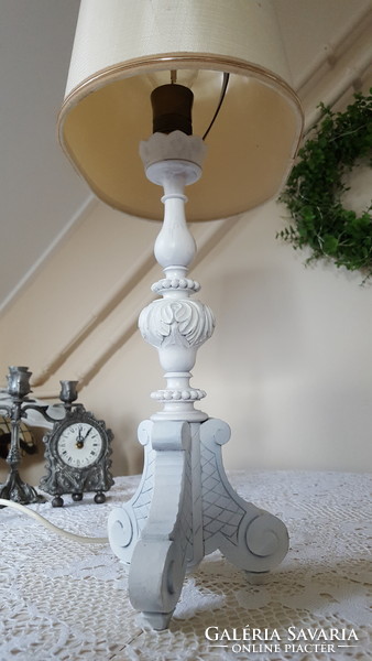 Fehér antikolt festésű,fa asztali lámpa