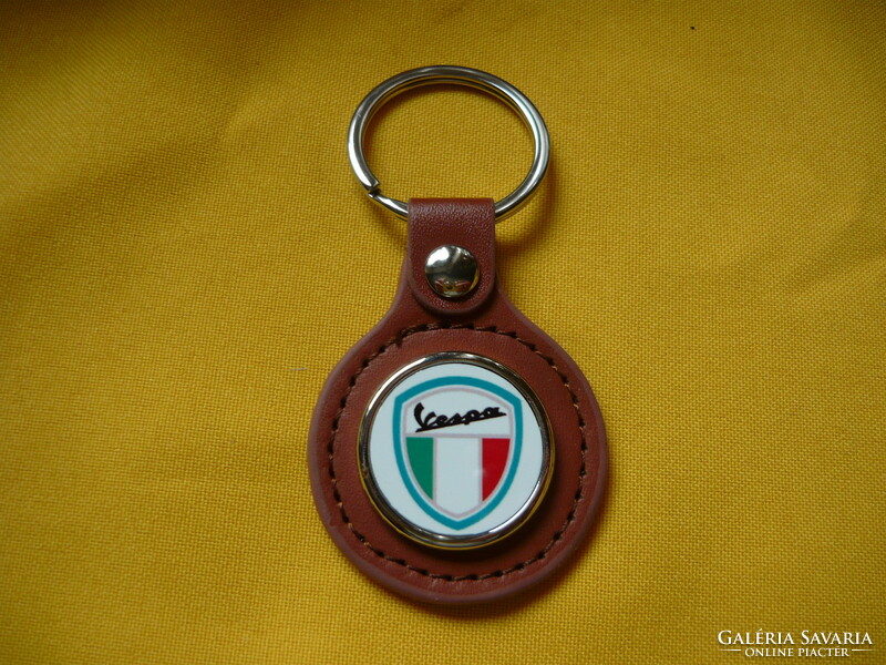 Vespa metal key ring on a leather base