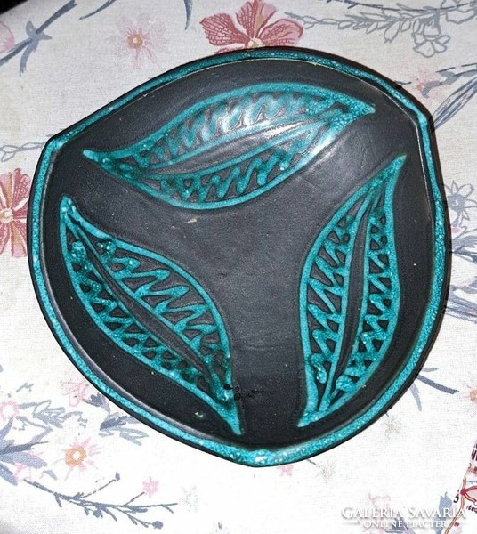 Retro leaf pattern glazed ceramic serving bowl. Indicated.