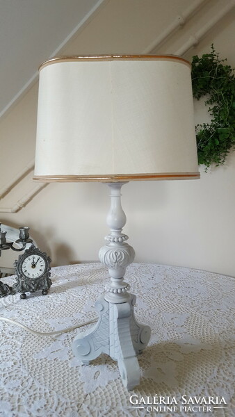 Fehér antikolt festésű,fa asztali lámpa