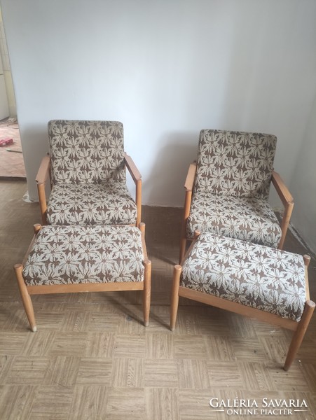 Retro stílusban készült fotel pár lábtartókkal