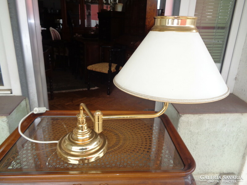 Hinged-arm desk lamp