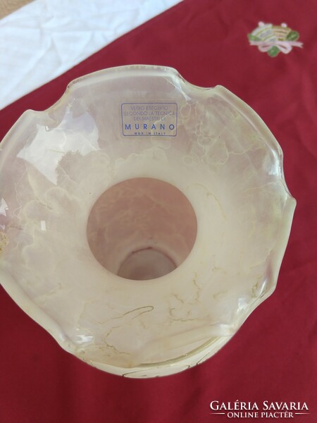 Jelzett  Muranói fátyol üveg váza,,körben festet, hullámos szájperemmel..22 cm..,,