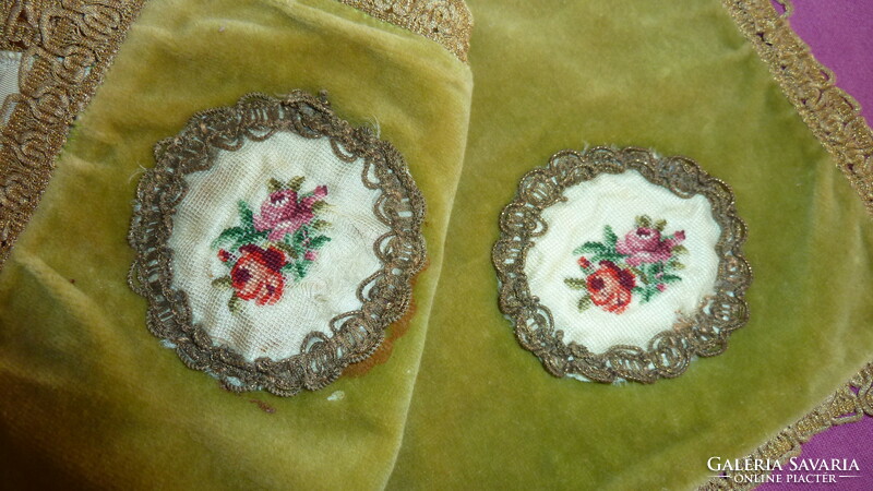 Baroque small velvet tablecloths round and elongated with small round tapestry appliqué at both ends