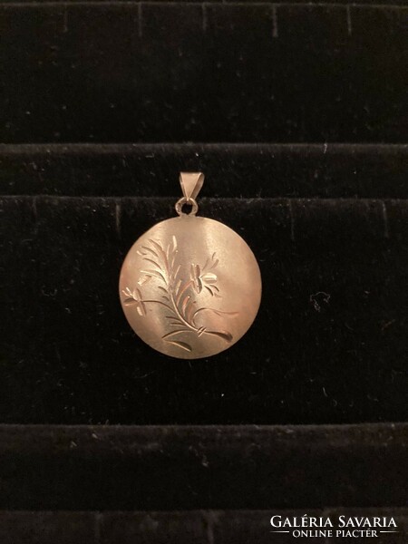 Gold pendant with engraved pattern 14k