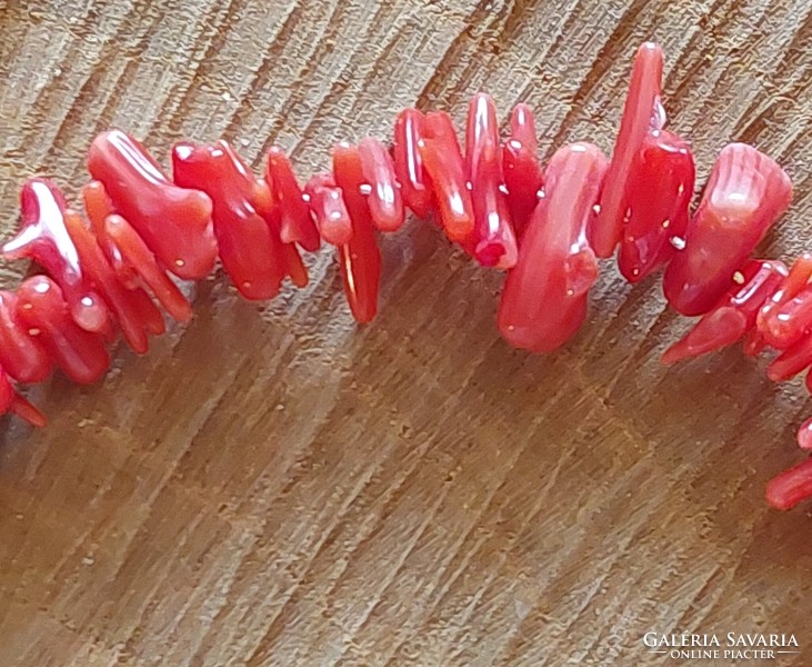 Fehér (angel skin) és vörös korall nyaklánc mágneses kapoccsal