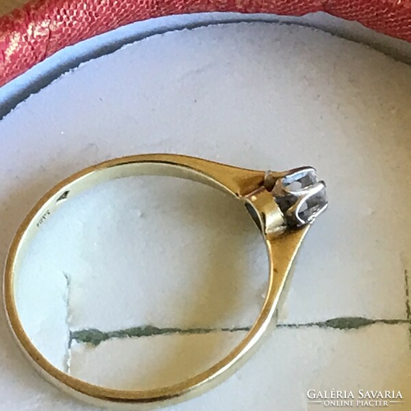 Yellow gold solitaire ring with brill