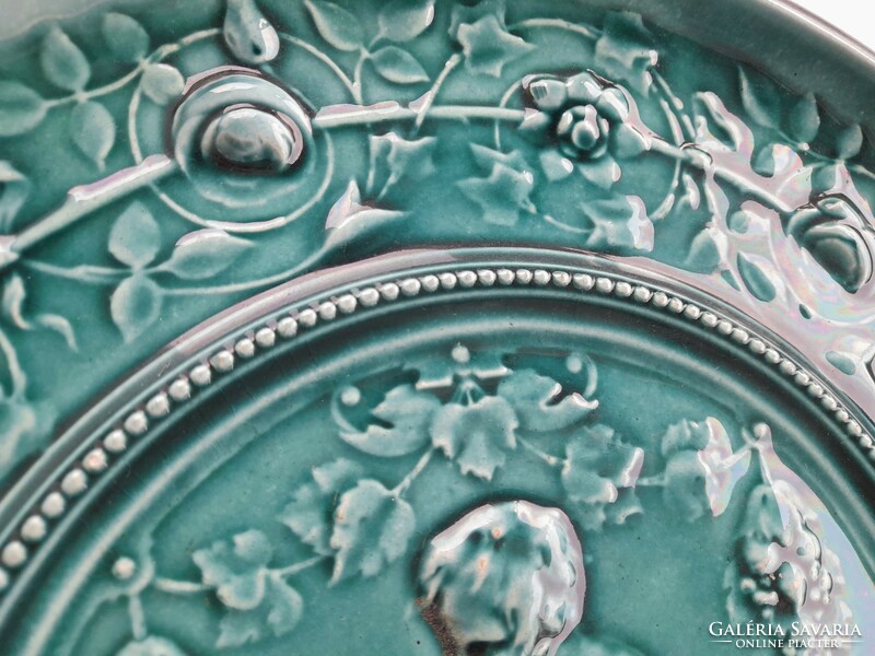 Gebrüder schütz (1854 -1900) neo-classical majolica decorative wall plate, 30 cm diameter