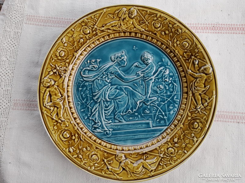 Neo-classical majolica wall decorative plate made in Schütz style, 35 cm diameter