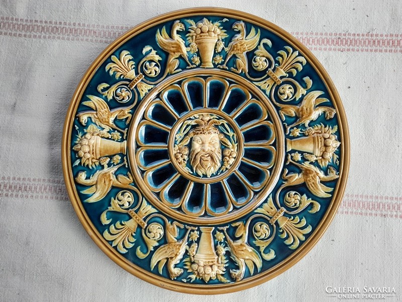 Gebrüder schütz (1854 -1900) neo-classical majolica decorative wall plate, 32 cm diameter