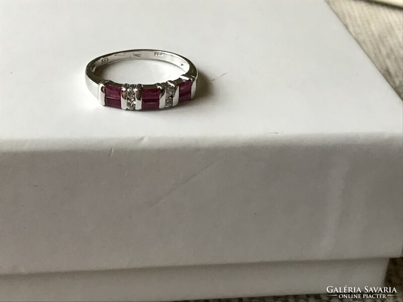 Fehérarany gyűrű természetes rubinnal