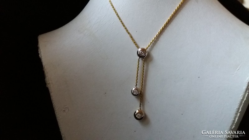 Buton 0.27Ct diamond 18 carat necklace