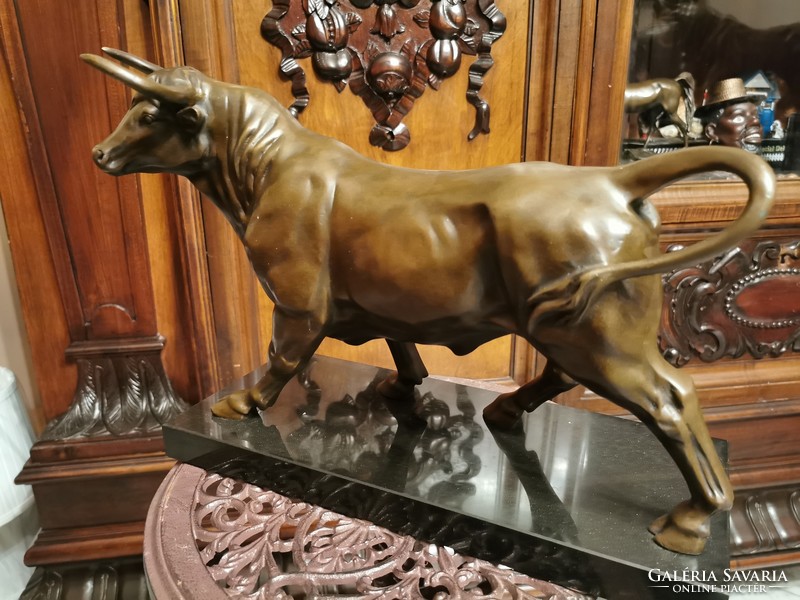 Nagyméretű bronz bika műalkotás