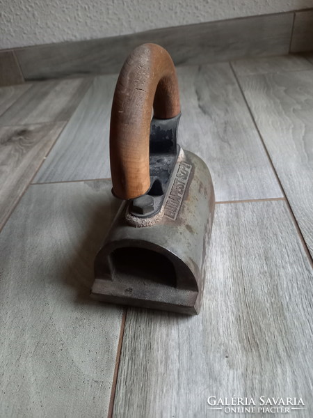 Solid antique cast iron iron (property of Budapest Szfv. Gazmůvei)