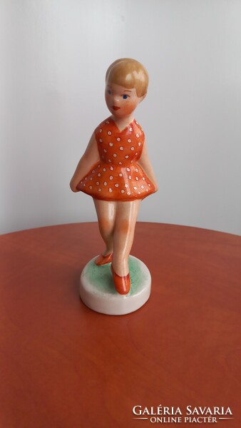 Retro iparművészi mázas kerámia kislány figura, jelzett /Kerámia Iparművész KSZ/, 15 cm magas