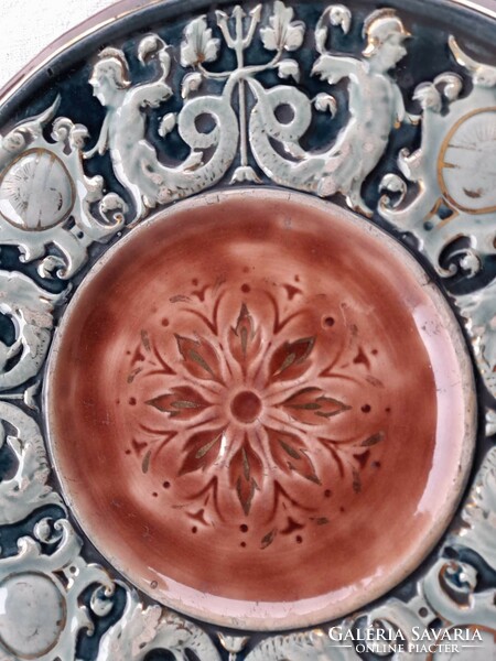 HISTORIZÁLÓ (XIX. szd.) majolika fali majolika tányér, 23 cm átmérő