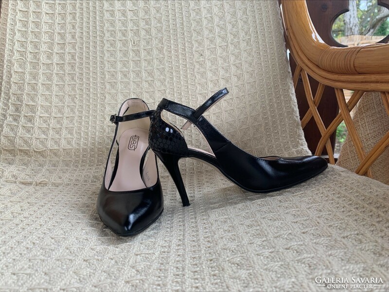 Elegant black high-heeled shoes, genuine leather, size 35, ankle strap, brand new