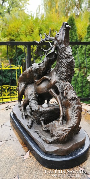 Szarvasra támadó vadász kutyák - monumentális bronz szobor műalkotás