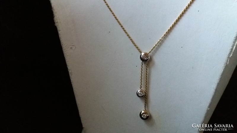 Buton 0.27Ct diamond 18 carat necklace