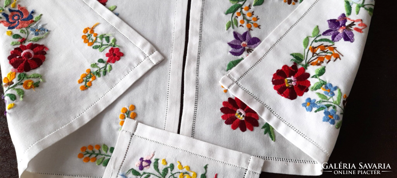 Embroidered tablecloth set 3 pcs