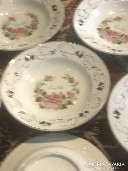 Old plates that can be hung on the wall, with a memorial inscription