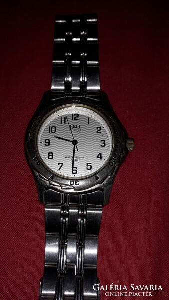 Old q & q quartz men's watch with untested steel strap as shown in the pictures