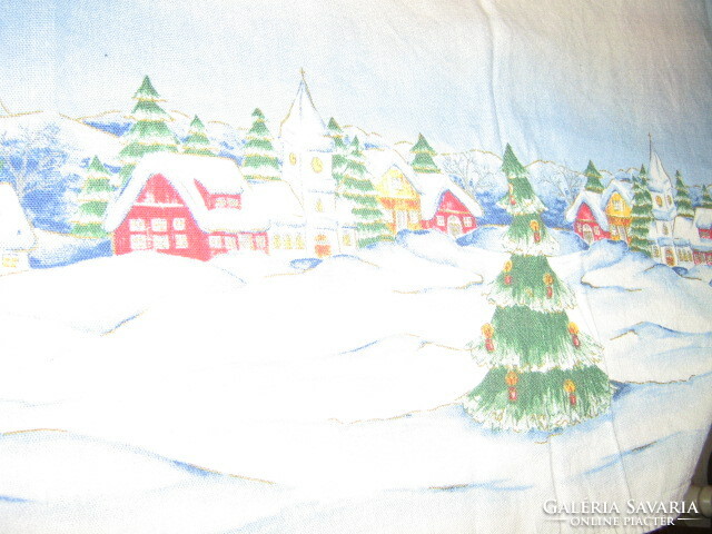 Gyönyörű téli terítő havas tájon havas házakkal