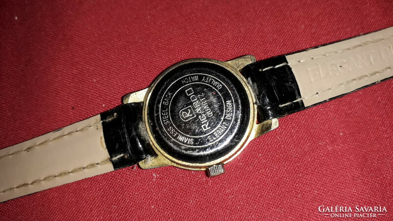 Old ricardo Japanese quartz women's watch with untested leather strap as shown in the pictures