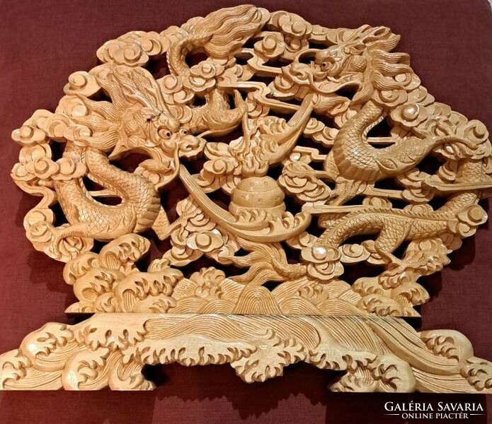 Asian carved wooden dragons. Size: 50x40 cm.