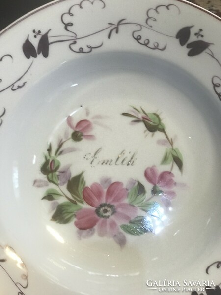Old plates that can be hung on the wall, with a memorial inscription