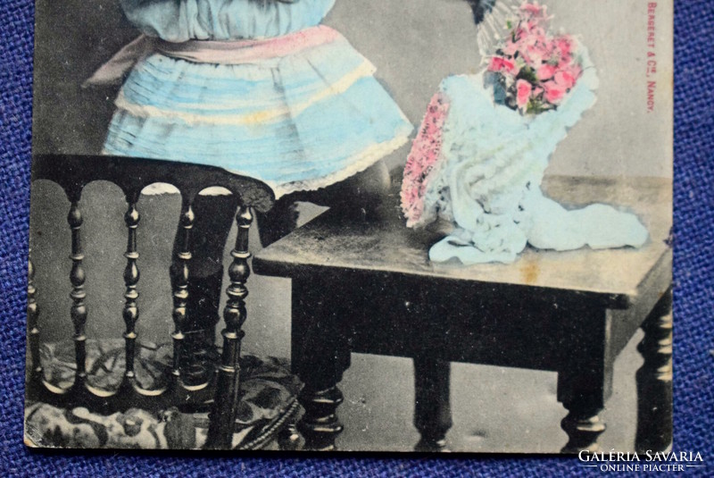 Antik fotó képeslap  kisleány virágot locsol
