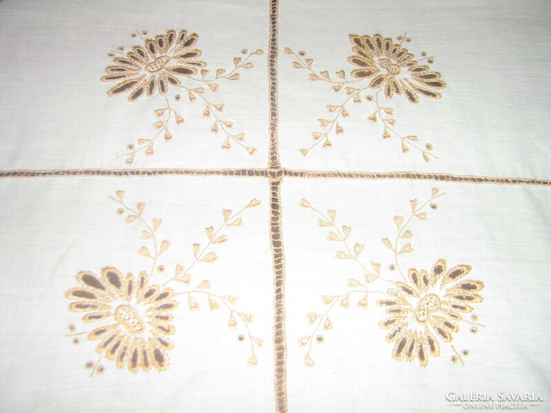 Filigree machine-embroidered special tablecloth with fringed edges