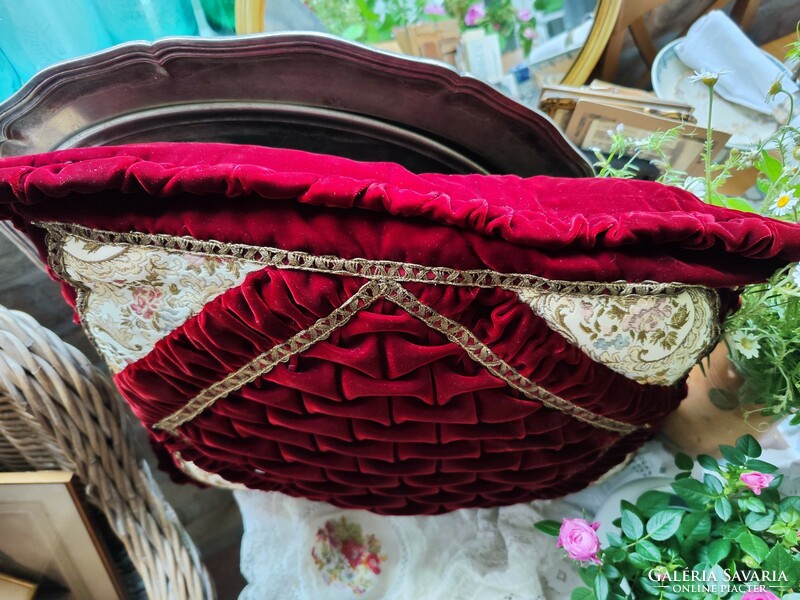 Velvet cushions with brocade decoration