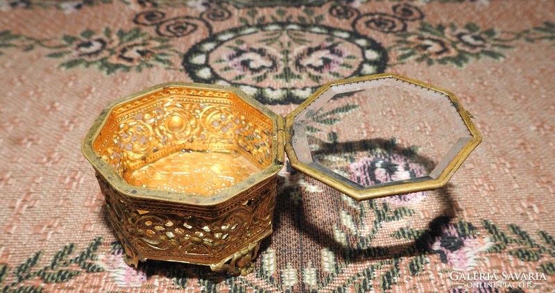 Gilded metal gift box with glass lid
