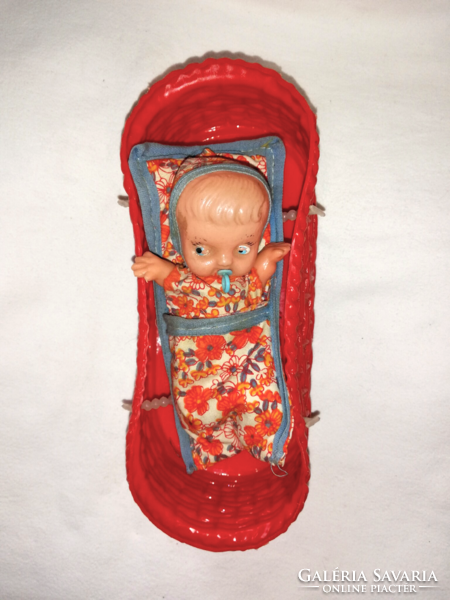 Trafikáru, 60-s évekbeli műanyag baba, mózeskosárban.